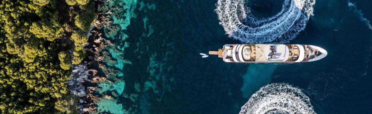 Yacht Charter Etiquette: Dos and Don'ts for a Smooth Sailing Experience